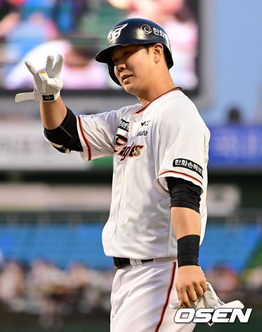[OSEN=대전, 최규한 기자] 한화 김인환이 기습 번트 안타로 1루에 안착한 뒤 기뻐하고 있다. 2023.05.17 / dreamer@osen.co.kr