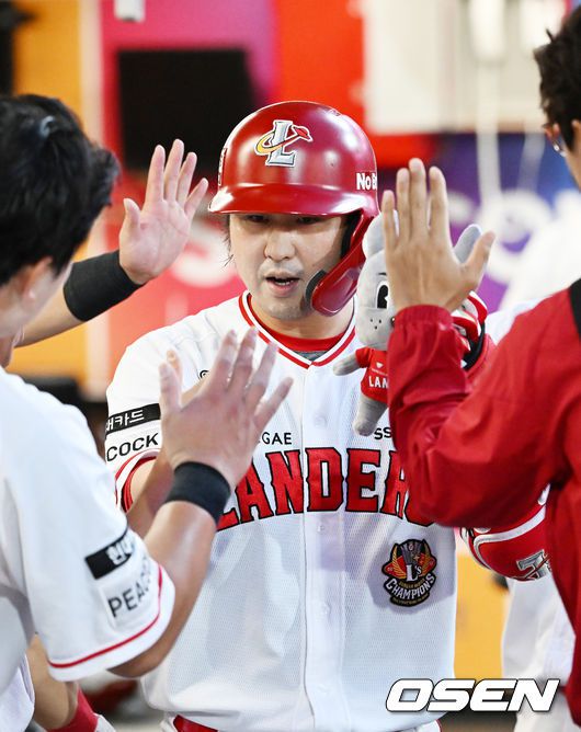 [OSEN=인천, 민경훈 기자]4회말 SSG 선두타자 최정이 좌월 솔로홈런을 날린 후 그라운드를 돌고 있다.이것으로 1400타점을 달성하며 역대 4번째/ 역대 최연소 달성 기록을 세우고 있다. 2023.06.01 /rumi@osen.co.kr