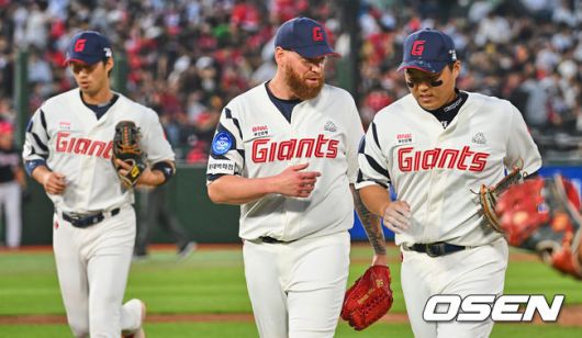 [OSEN=부산, 이석우 기자]롯데 자이언츠 스트레일리가 4회초 수비를 무실점으로 막고 한동희와 얘기하고 있다. 2023.06.02 / foto0307@osen.co.kr