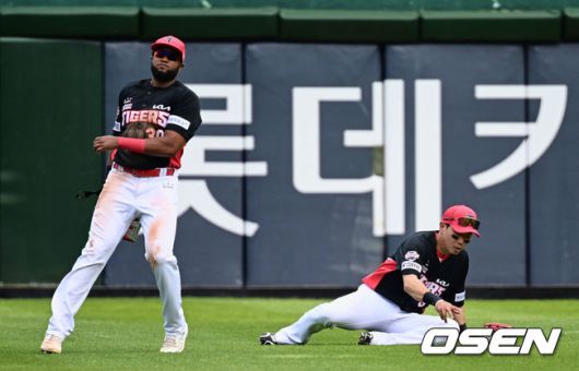 [OSEN=부산, 이석우 기자] 4일 부산 사직구장에서 2023 신한은행 SOL KBO리그 롯데 자이언츠와 KIA 타이거즈의 경기가 열렸다. KIA 타이거즈 고종욱과 소크라테스가 4회말 2사 1루 롯데 자이언츠 한동희의 타구를 놓치고 있다. 2023.06.04 / foto0307@osen.co.kr