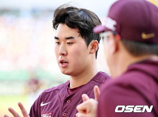 [OSEN=인천, 민경훈 기자] 4일 오후 인천 SSG 랜더스 필드에서 2023 신한은행 SOL KBO리그 SSG 랜더스와 키움 히어로즈의 경기가 열렸다.1회말을 마친 키움 선발 장재영이 덕아웃에서 하이파이브를 하고 있다. 2023.06.04 /rumi@osen.co.kr