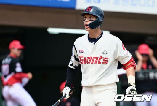 [OSEN=부산, 이석우 기자] 4일 부산 사직구장에서 2023 신한은행 SOL KBO리그 롯데 자이언츠와 KIA 타이거즈의 경기가 열렸다. 롯데 자이언츠 윤동희가 3회말 2사 1루 삼진 아웃당하자 볼 판정에 의아해하고 있다. 2023.06.04 / foto0307@osen.co.kr