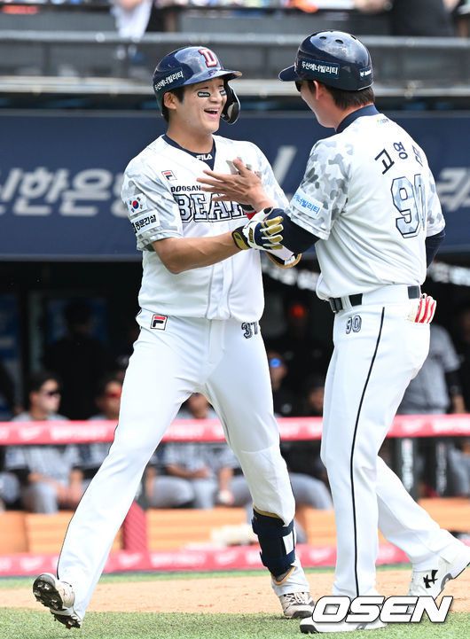 [OSEN=잠실, 조은정 기자] 6일 서울 잠실구장에서 2023 신한은행 SOL KBO리그 두산 베어스와 한화 이글스의 경기가 열렸다.3회말 2사 두산 김대한이 좌월 솔로 홈런을 날린 후 기뻐하고 있다. 2023.06.06  /cej@osen.co.kr