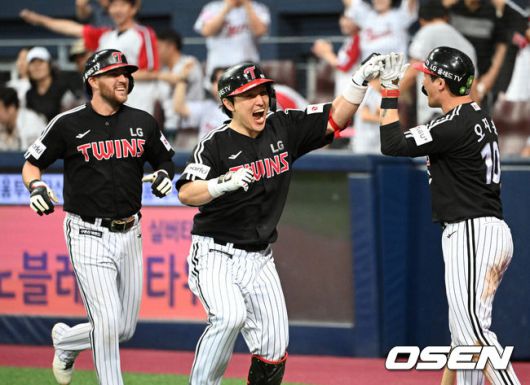 [OSEN=고척, 이대선 기자] 7일 오후 서울 고척스카이돔에서 ‘2023 신한은행 SOL KBO리그’ 키움 히어로즈와 LG 트윈스의 경기가 열렸다.8회초 2사 2루에서 LG 박동원이 좌월 투런 홈런을 치고 홈에서 환호하고 있다. 2023.06.07 /sunday@osen.co.kr