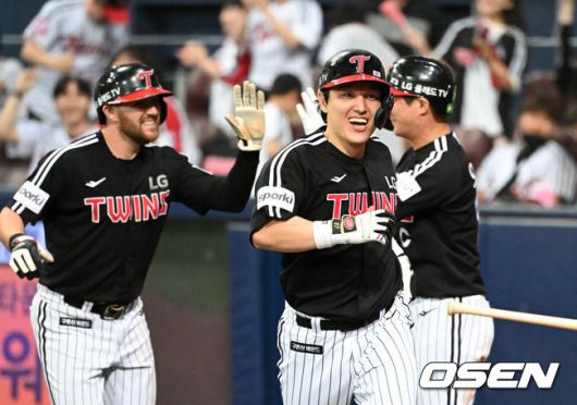 [OSEN=고척, 이대선 기자] 7일 오후 서울 고척스카이돔에서 ‘2023 신한은행 SOL KBO리그’ 키움 히어로즈와 LG 트윈스의 경기가 열렸다.8회초 2사 2루에서 LG 박동원이 좌월 투런 홈런을 치고 홈에서 동료들과 환호하고 있다. 2023.06.07 /sunday@osen.co.kr