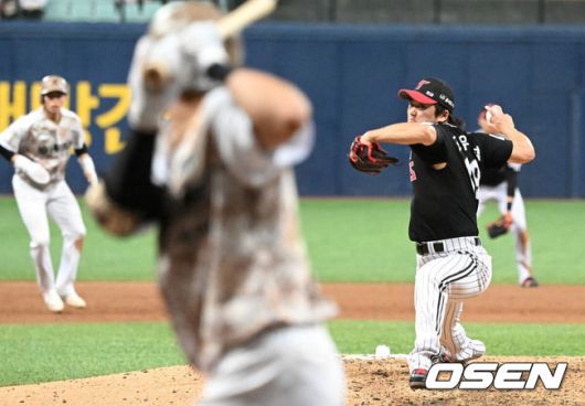 [OSEN=고척, 이대선 기자] 7일 오후 서울 고척스카이돔에서 ‘2023 신한은행 SOL KBO리그’ 키움 히어로즈와 LG 트윈스의 경기가 열렸다.9회말 2사 1,2루에서 LG 고우석이 키움 이정후와 맞대결을 펼치고 있다. 2023.06.07 /sunday@osen.co.kr