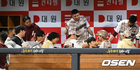 [OSEN=고척, 이대선 기자] 7일 오후 서울 고척스카이돔에서 ‘2023 신한은행 SOL KBO리그’ 키움 히어로즈와 LG 트윈스의 경기가 열렸다.6회말 1사 2루에서 키움 송성문의 좌전 적시타 때 홈을 밟은 2루주자 이정후가 더그아웃에서 동료들의 축하를 받고 있다. 2023.06.07 /sunday@osen.co.kr