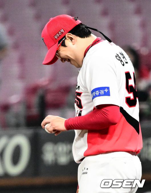 [OSEN=광주, 조은정 기자]11일 광주 북구 KIA챔피언스필드에서 ‘2023 신한은행 SOL KBO리그’ KIA 타이거즈와 한화 이글스의 경기가 열렸다.7회초 2사 2루 한화 이원석이 1타점 동점 적시타를 날린 뒤 KIA 우익수 소크라테스의 송구실책을 틈타 2루까지 진루했다. 아쉬워하는 KIA 선발 양현종. 2023.04.11 /cej@osen.co.kr