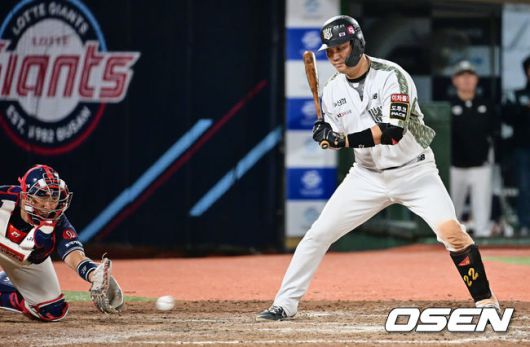 [OSEN=부산, 이석우 기자]롯데 자이언츠 유강남이 연장 10회초 1사 3루 KT 위즈 장성우 타석때 김도규의 폭투를 잡지 못하고 있다. 2023.06.07 / foto0307@osen.co.kr