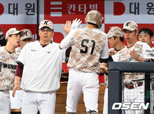 [OSEN=고척, 이대선 기자] 7일 오후 서울 고척스카이돔에서 ‘2023 신한은행 SOL KBO리그’ 키움 히어로즈와 LG 트윈스의 경기가 열렸다.3회말 1사에서 키움 이정후가 우월 솔로 홈런을 치고 더그아웃에서 홍원기 감독과 하이파이브를 하고 있다. 2023.06.07 /sunday@osen.co.kr