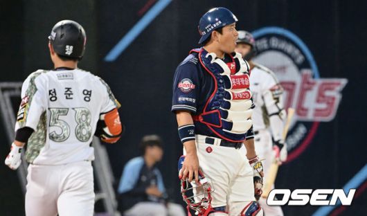 [OSEN=부산, 이석우 기자]롯데 자이언츠 유강남이 5회초 1사 1,3루 KT 위즈 정준영의 희생 번트로 역전을 허용하고 아쉬워하고 있다. 2023.06.07 / foto0307@osen.co.kr