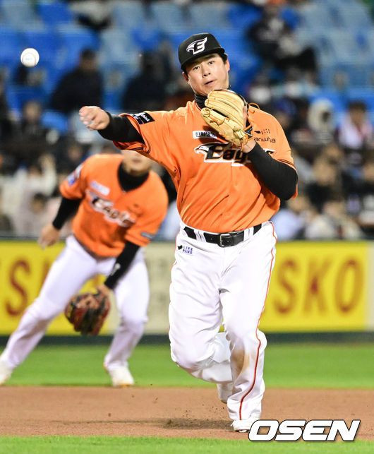 [OSEN=대전, 지형준 기자] 한화 노시환이 SSG 오태곤의 3루땅볼을 처리하고 있다. 2023.04.07 /jpnews@osen.co.kr