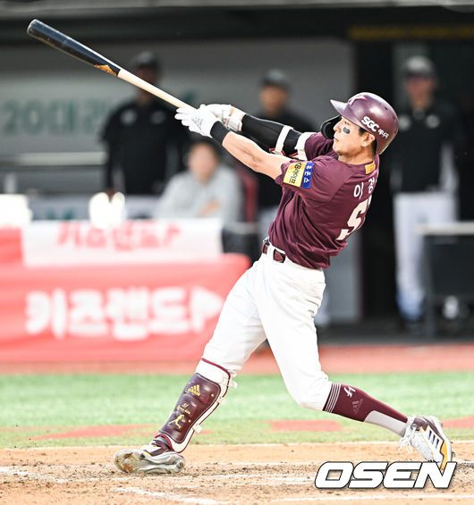 [OSEN=수원,박준형 기자] 11일 오후 수원KT위즈파크에서 2023 신한은행 SOL KBO리그 KT 위즈와 키움 히어로즈의 경기가 진행됐다.8회초 1사 1,2루 키움 이정후가 1타점 적시 2루타를 날리고 있다.    2023.06.11 /  soul1014@osen.co.kr