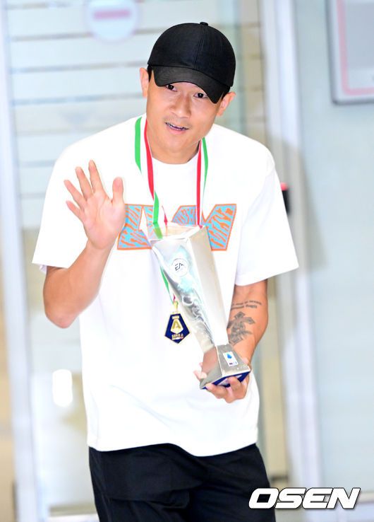 [OSEN=인천공항, 최규한 기자] ‘세리에A 올해의 수비수상’을 받은 김민재(27, 나폴리)가 시즌을 마치고 6일 오후 인천공항을 통해 귀국했다.터키 명문 페네르바체서 나폴리로 이적한 김민재는 빅리그에서 단 1년 만에 유럽최고 수비수로 우뚝섰다. 세리에A 마저 정복한 김민재는 이제 맨체스터 유나이티드, 리버풀, PSG 등 빅클럽들의 이적제의를 받고 있다.이날 귀국한 김민재는 3주간의 기초군사훈련 소화를 위해 오는 15일 훈련소에 입소할 예정이다. 따라서 김민재는 6월 대표팀의 평가전에서는 뛸 수 없다.김민재가 귀국하며 팬들과 취재진을 향해 인사하고 있다. 2023.06.06 / dreamer@osen.co.kr