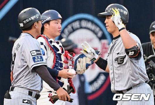 [OSEN=부산, 이석우 기자]한화 이글스 노시환이 2회초 1사 1루 좌중월 2점 홈런을 치고 세리머니를 하고 있다. 2023.06.14 / foto0307@osen.co.kr