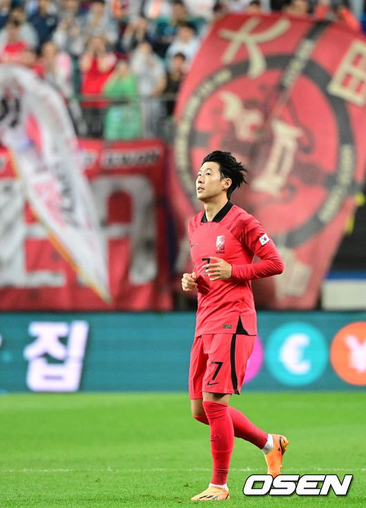 {[OSEN=대전, 김성락 기자] 황의조(31, FC서울)가 대표팀에서 약 1년 만에 골 맛을 봤다. 그러나 클린스만호 '첫 승'은 따라오지 않았다.위르겐 클린스만 감독이 이끄는 한국 축구 대표팀(FIFA 랭킹 27위)은 20일 오후 8시 대전월드컵경기장에서 엘살바도르(75위)와 6월 A매치 2차전을 치러 1-1 무승부를 거뒀다.후반 대한민국 손흥민이 교체 투입 되고 있다. 2023.06.20 /ksl0919@osen.co.kr