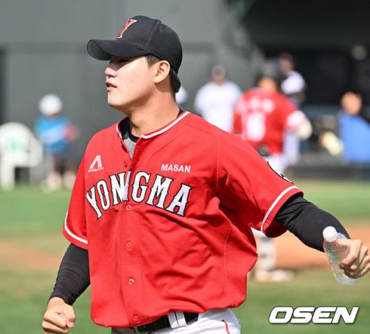 [OSEN=목동, 민경훈 기자] 19일 서울 목동야구장에서 제78회 청룡기 전국고교야구선수권대회 겸 주말리그 왕중왕전 2회전 마산용마고와 광주진흥고의 서스펜디드 경기 진행됐다. 이 경기에서 마산용마고가 연장승부 끝에 4-1로 역전승을 거뒀다.9회초 2사 주자 1,2루 마산용마고 권희재가 동점 1타점 적시타를 날리자 장현석이 덕아웃 앞에서 기뻐하고 있다. 2023.07.19 / rumi@osen.co.kr