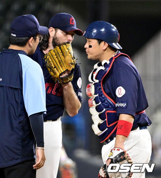 [OSEN=잠실, 최규한 기자] 26일 오후 서울 잠실야구장에서 ‘2023 신한은행 SOL KBO리그’ 두산 베어스와 롯데 자이언츠의 경기가 열렸다.5회말 2사 2루 상황 롯데 선발 윌커슨과 포수 유강남이 마운드에서 대화를 나누고 있다. 2023.07.26 / dreamer@osen.co.kr