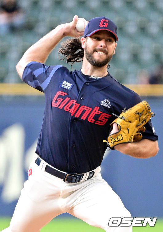 [OSEN=잠실, 최규한 기자] 26일 오후 서울 잠실야구장에서 ‘2023 신한은행 SOL KBO리그’ 두산 베어스와 롯데 자이언츠의 경기가 열렸다.1회말 롯데 새 외국인투수 애런 윌커슨이 힘차게 공을 뿌리고 있다. 2023.07.26 /