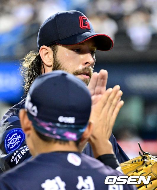 [OSEN=잠실, 최규한 기자] 26일 오후 서울 잠실야구장에서 ‘2023 신한은행 SOL KBO리그’ 두산 베어스와 롯데 자이언츠의 경기가 열렸다.5회말 2실점하며 이닝을 마무리지은 롯데 외국인투수 윌커슨이 더그아웃으로 향하며 동료들과 인사를 나누고 있다. 2023.07.26 / dreamer@osen.co.kr