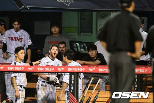 [OSEN=지형준 기자] 11일 오후 서울 잠실야구장에서 ‘2023 신한은행 SOL KBO리그’ LG 트윈스와 키움 히어로즈의 경기가 열렸다.6회말 무사에서 LG 오스틴이 삼진을 당하며 볼 판정에 항의하다 퇴장당하고 있다. 2023.08.11 /jpnews@osen.co.kr