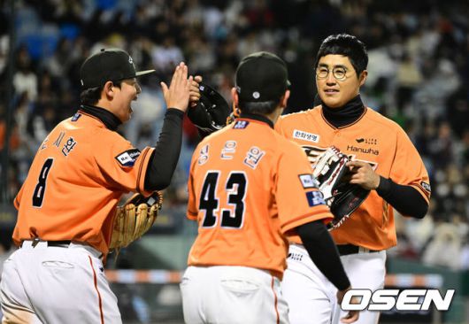 [OSEN=대전, 지형준 기자] 8회말 역전 적시타를 날린 한화 채은성이 공수교대에 노시환, 정은원과 기뻐하고 있다. 2023.04.07 /jpnews@osen.co.kr