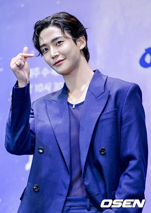 [OSEN=최규한 기자] 23일 오후 서울 신도림 라마다에서 JTBC새 수목드라마 ‘이 연애는 불가항력’ 제작발표회가 열렸다.드라마 ‘이 연애는 불가항력’은3백여 년 전 철저히 봉인되었던 금서를 얻게 된 말단 공무원 이홍조(조보아)와 그 금서의 희생양이 된 변호사 장신유(로운)의 불가항력적 로맨스다.가수 겸 배우 로운이 제작발표회에 참석해 포토타임을 하고 있다. 2023.08.23 / dreamer@osen.co.kr