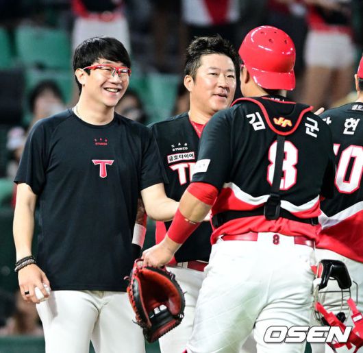 [OSEN=인천, 최규한 기자] KIA 승리투수 양현종과 포수 김태군이 인사를 나누고 있다. 2023.07.06 / dreamer@osen.co.kr