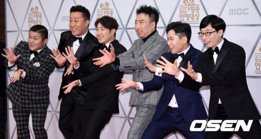 [OSEN=곽영래 기자] 조세호, 정준하, 하하, 박명수, 양세형, 유재석이 29일 오후 서울 마포구 상암동 상암 MBC 미디어센터에서 진행된 2017 MBC 방송연예대상에 참석해 포토타임을 갖고 있다. / youngrae@osen.co.kr