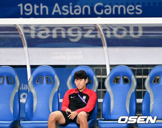 [OSEN=진화(중국), 최규한 기자] 이강인이 아시안게임 대표팀에 합류해 하프타임 때 벤치에서 생각에 잠겨 있다. 2023.09.21 / dreamer@osen.co.kr