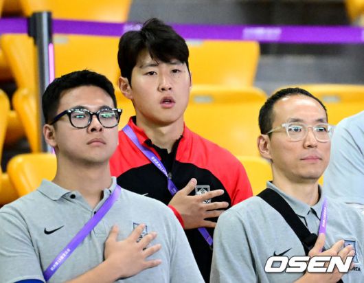 [OSEN=진화(중국), 최규한 기자] 이강인이 아시안게임 대표팀에 합류해 관중석에서 국기에 대한 경례를 하고 있다. 2023.09.21 / dreamer@osen.co.kr
