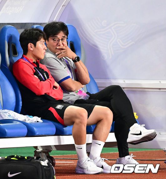 [OSEN=진화(중국), 최규한 기자] 이강인이 아시안게임 대표팀에 합류해 황선홍 감독과 대화를 나누고 있다. 2023.09.21 / dreamer@osen.co.kr