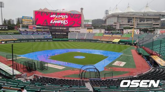 [OSEN=인천, 홍지수 기자] SSG 랜더스와 두산 베어스의 시즌 13차전이 결국 우천 취소됐다./knightjisu@osen.co.kr