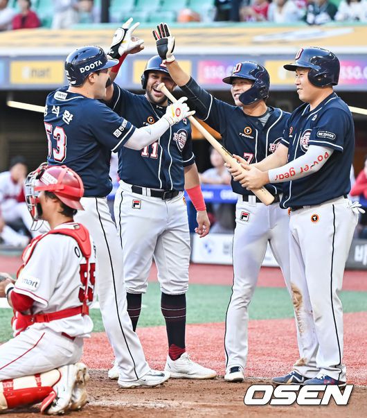 [OSEN=문학, 박준형 기자]7회초 2사 만루 두산 양석환이 역전 만루홈런을 날리고 동료들의 축하를 받고 있다. 2023.09.27  / soul1014@osen.co.kr