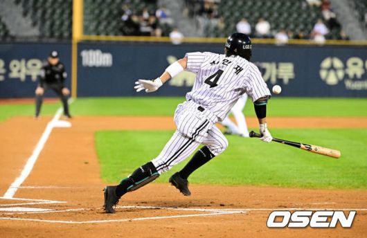 LG 신민재가 보내기 번트를 시도하고 있다. / OSEN DB
