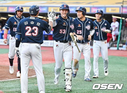 [OSEN=문학, 박준형 기자]7회초 2사 만루 두산 양석환이 역전 만루홈런을 날리고 동료들의 축하를 받고 있다. 2023.09.27  / soul1014@osen.co.kr