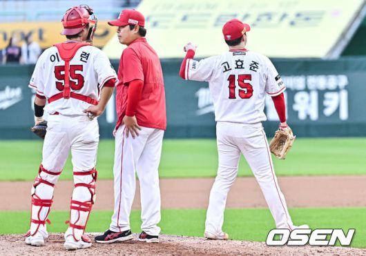 [OSEN=문학, 박준형 기자]7회초 SSG 고효존이 두산 양석환에게 만루홈런을 허용한뒤 강판되고 있다.  2023.09.27  / soul1014@osen.co.kr