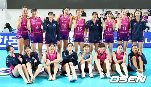 [OSEN=김천, 이석우 기자] 14일 김천실내체육관에서 도드람 2023-2024 V리그 한국도로공사와 흥국생명의 개막 경기가 열렸다. 개막전을 세트스코어 3-0으로 승리한 흥국생명 선수들이 기념촬영을 하고 있다. 2023.10.14 / foto0307@osen.co.kr