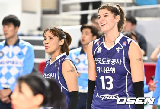 [OSEN=김천, 이석우 기자] 14일 김천실내체육관에서 도드람 2023-2024 V리그 한국도로공사와 흥국생명의 개막 경기가 열린다. 한국도로공사 타나차와 부키리치가 연습을 하고 있다. 2023.10.14 / foto0307@osen.co.kr