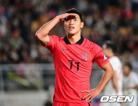 [OSEN=수원, 조은정 기자]17일 오후 수원월드컵경기장에서 위르겐 클린스만 감독이 지휘하는 대한민국 축구대표팀과 베트남의 평가전이 열렸다.전반 대한민국 황희찬이 2-0으로 앞서가는 골을 넣은 뒤 세리머니를 하고 있다. 2023.10.17 /cej@osen.co.kr