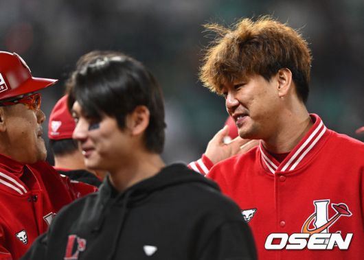 [OSEN=인천, 이대선 기자] SSG 랜더스가 시즌 최종전에서 두산 베어스를 꺾고 준플레이오프 직행 티켓을 거머쥐었다.SSG는 17일 인천SSG랜더스필드에서 열린 2023 신한은행 SOL KBO리그 두산 베어스와 시즌 마지막 경기에서 5-0 승리를 거뒀다.경기 종료 후 SSG 김광현이 코치진과 승리의 기쁨을 나누고 있다. 2023.10.17 /sunday@osen.co.kr