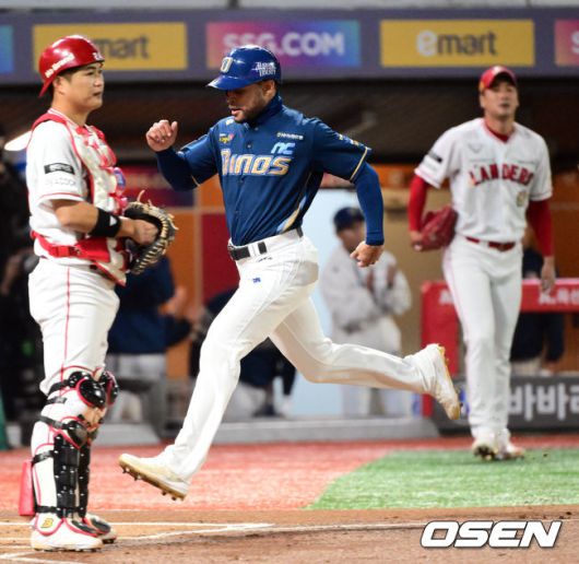 [OSEN=인천, 민경훈 기자]8회초 2사 주자 2루 NC 박건우가 중견수 왼쪽 1타점 적시타때 홈을 밟은 손아섭이 덕아웃 앞에서 권희동과 하이파이브를 하고 있다. 2023.10.23 / rumi@osen.co.kr