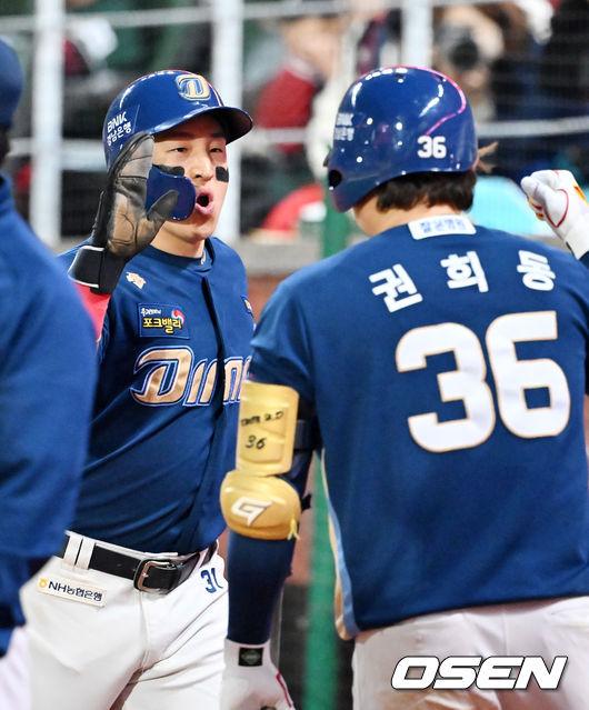 [OSEN=인천, 민경훈 기자]8회초 2사 주자 2루 NC 박건우가 중견수 왼쪽 1타점 적시타를 때린 후 1루에서 기뻐하고 있다. 2023.10.23 / rumi@osen.co.kr