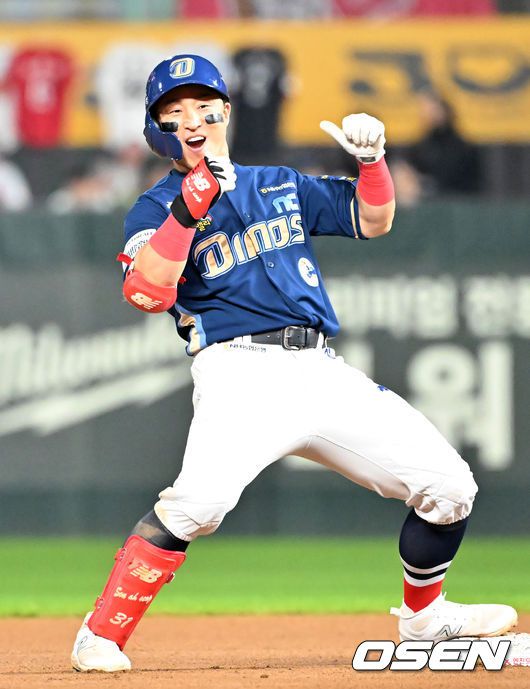 [OSEN=인천, 민경훈 기자]8회초 2사 주자 2루 NC 손아섭이 우익수 오른쪽 1타점 적시 2루타를 때린 후 2루에서 기뻐하고 있다. 2023.10.23 / rumi@osen.co.kr