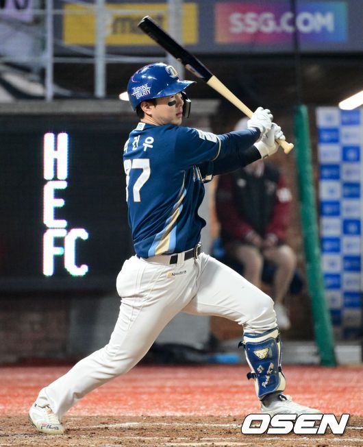 [OSEN=인천, 조은정 기자]8회초 2사 2루 NC 박건우가 1타점 적시타를 때려내고 있다. 2023.10.23 /cej@osen.co.kr