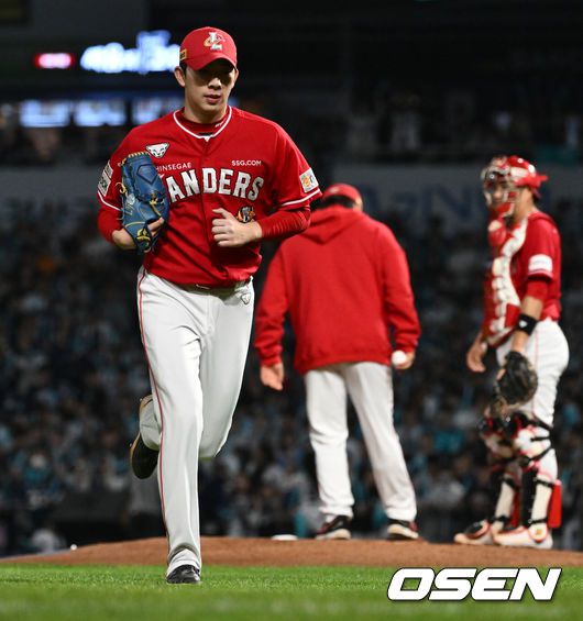 [OSEN=창원, 조은정 기자]2회말 1사 1,2루 SSG 오원석이 교체되고 있다. 2023.10.25 /cej@osen.co.kr