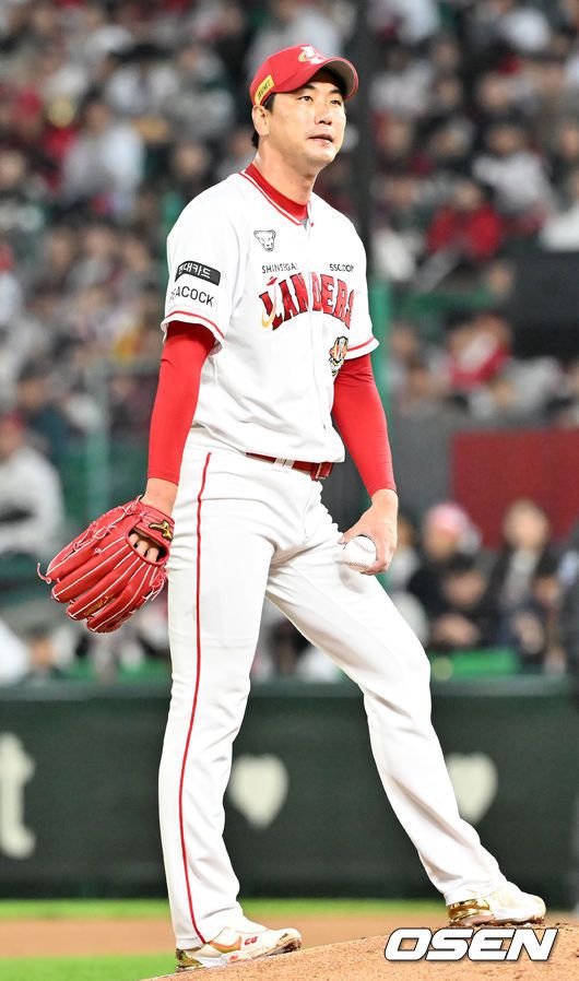 [OSEN=인천, 민경훈 기자]2회초 1사 주자 1루 NC 박민우에게 볼넷을 내준 SSG 김광현이 아쉬워하고 있다. 2023.10.23  / rumi@osen.co.kr