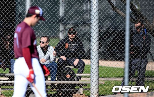 [OSEN=지형준 기자] 샌프란시스코 자이언츠, LA 다저스, 보스턴 레드삭스 스카우트들이 키움 캠프를 찾아 이정후의 훈련 모습을 살펴보고 있다. 2023.02.07 /jpnews@osen.co.kr