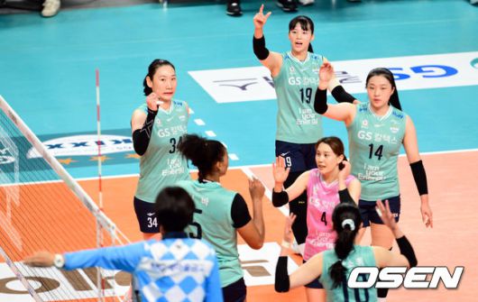 [OSEN=장충, 조은정 기자]31일 서울 장충체육관에서 ‘도드람 2023-2024 V-리그’ GS칼텍스와 흥국생명의 경기가 열렸다.1세트 GS칼텍스가 블로킹 터치아웃 어필을 하고 있다. 2023.10.31 /cej@osen.co.kr