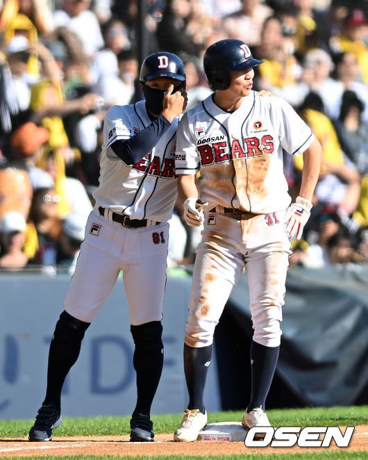 [OSEN=잠실, 이대선 기자] 29일 오후 서울 잠실야구장에서 ‘2023 신한은행 SOL KBO리그’ 두산 베어스와 LG 트윈스의 경기가 열렸다.5회말 1사 2루에서 두산 1루주자 정수빈이 LG 임찬규의 견제 실책을 틈 타 3루로 도루. 성공 후 정수성 코치와 이야기를 나누고 있다. 2023.09.29 /sunday@osen.co.kr